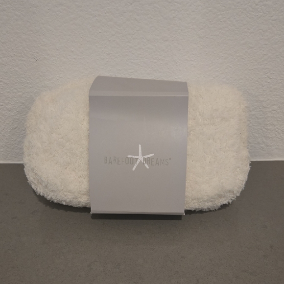 Barefoot Dreams Cozy Eyemask, Scrunchie, and Socks Set With Storage/Travel Bag - Picture 6 of 8